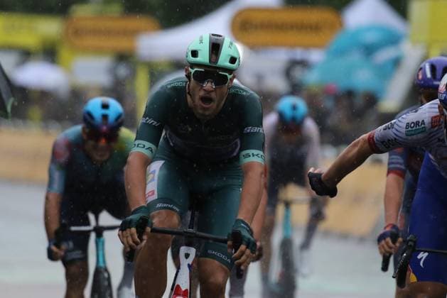 Tour de France - UCI Cycling Race 2025 Pierre TEYSSOT MAXPPP ; Tour de France - UCI Cycling Race 2025 in Valence, France on July 23, 2025. Stage 17 from Bollene to Valence - 160.4 km. Lidl - Trek team s Italian rider Jonathan Milan wearing the best sprinter s green jersey cycles to the finish line to win the 17th stage of the 112th edition of the Tour de France cycling race; Valence Drome France  Copyright: xMAXPPPxPierrexTEYSSOTx PT7_0184 PT7_0184