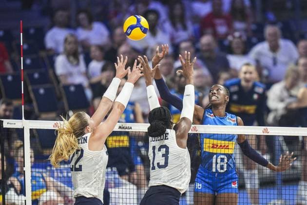 Italy v USA - Women s Volleyball Nations League quarter-finals LODZ, POLAND - JULY 23: Paola Ogechi Egonu (18) of Italy in action against Amber Igiede (13) of USA during FIVB Women s Volleyball Nations League quarter-finals final round between Italy and USA in Lodz, Poland on July 23, 2025. Beyza Comert Anadolu Lodz Poland. Editorial use only. Please get in touch for any other usage.  Copyright: x2025xAnadoluxBeyzaxComertx