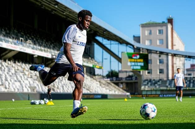 2025-07-23 Ilves Tampere v AZ Alkmaar - press conference, PK, Pressekonferenz & training session TAMPERE, FINLAND - JULY 23: Ernest Poku of AZ Alkmaar shoots at the Press conference & training session before the match between Ilves Tampere and AZ Alkmaar at Tammela Stadion on July 23, 2025 in Tampere, Finland. Tampere Tammela Stadion Finland Content not available for redistribution in The Netherlands directly or indirectly through any third parties. Copyright: xEdxvanxdexPolx