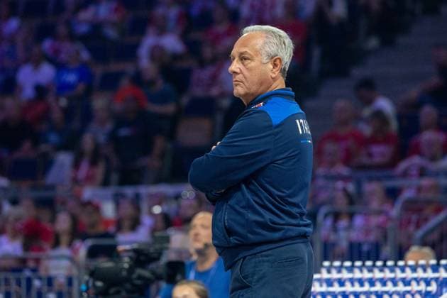 Italy - USA 23.07.2025 Lodz, Poland, women s Volleyball Nations League 2025, final round finals quarterfinals, game ( match ) Italy - USA; (siatkowka, Liga Narodow kobiet, cwiercfinal , runda finalowa Wlochy - USA) image shows: head coach Julio Velasco photo Katarzyna Plewczynska Fotostyk Copyright: xKatarzynaxPlewczynskax 20250723FCTKP363