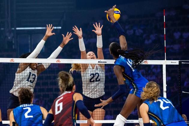Italy - USA 23.07.2025 Lodz, Poland, women s Volleyball Nations League 2025, final round finals quarterfinals, game ( match ) Italy - USA; (siatkowka, Liga Narodow kobiet, cwiercfinal , runda finalowa Wlochy - USA) image shows: Amber Igliede (13) Sarah Franklin (22) Paola Ogechi Egonu (18) photo Katarzyna Plewczynska Fotostyk Copyright: xKatarzynaxPlewczynskax 20250723FCTKP336