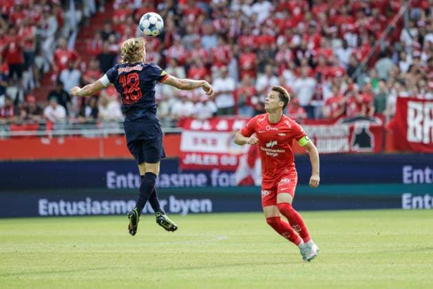 Champions Leauge Qualification 2025 SK Brann FC Red Bull Salzburg Bergen 20250723 Salzburgs Mads Bidstrup left in a duel with Branns Felix Horn Myhre during the Champions Leauge qualifier between SK Brann and FC Red Bull Salzburg at Brann Stadium Photo Paul S Amundsen NTB Bergen Norway EDITORIAL USE ONLY RESTRICTED USE FOR BETTING COMPANIES  Copyright: xPaulxS.xAmundsenx xNTBx