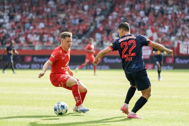 Champions Leauge Qualification 2025 SK Brann FC Red Bull Salzburg Bergen 20250723 Branns Eggert Aron Gudmundsson in a duel with Salzburgs Stefan Lainer during the Champions Leauge qualifier between SK Brann and FC Red Bull Salzburg at Brann Stadium Photo Paul S Amundsen NTB Bergen Norway EDITORIAL USE ONLY RESTRICTED USE FOR BETTING COMPANIES  Copyright: xPaulxS.xAmundsenx xNTBx