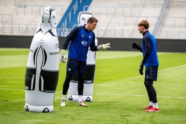 Alexander Brunst SV Darmstadt 98, 30 and Benedikt Börner SV Darmstadt 98, 24 play scissors, rock, paper, SV Darmstadt 98, football, season opening with public training, 23 07 2025 SV Darmstadt 98, football, season opening with public training, 23 07 2025 Darmstadt Copyright: xEibner-Pressefoto FlorianxWiegandx EP_FWD