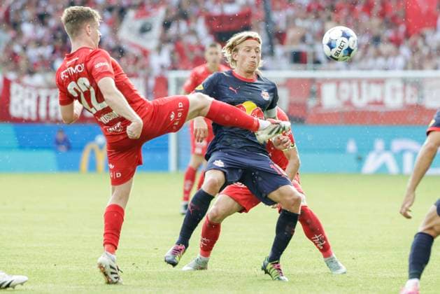 Champions Leauge Qualification 2025 SK Brann FC Red Bull Salzburg Bergen 20250723 Branns Saevar Atli Magnusson in a duel with Salzburgs Dorgeles Nene during the Champions Leauge qualifier between SK Brann and FC Red Bull Salzburg at Brann Stadium Photo Paul S Amundsen NTB Bergen Norway EDITORIAL USE ONLY RESTRICTED USE FOR BETTING COMPANIES  Copyright: xPaulxS.xAmundsenx xNTBx