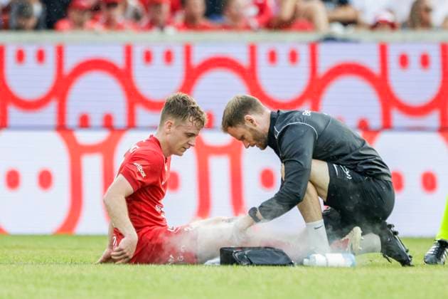 Champions Leauge Qualification 2025 SK Brann FC Red Bull Salzburg Bergen 20250723 Branns Saevar Atli Magnusson, left, receives treatment during the Champions Leauge qualification match between SK Brann and FC Red Bull Salzburg at Brann Stadium Photo Paul S Amundsen NTB Bergen Norway EDITORIAL USE ONLY RESTRICTED USE FOR BETTING COMPANIES  Copyright: xPaulxS.xAmundsenx xNTBx