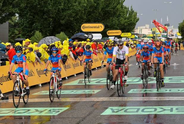 17E ETAPE DU TOUR DE FRANCE DE CYCLISME PHOTOPQR LE DAUPHINE Fabrice HEBRARD ; Valence ; 23 07 2025 ; Valence Drôme. Le 23 Juillet 2025 CYCLISME. Pour la 17è étape du Tour de France entre Bollène et Valence. Le public était nombreux malgré la pluie à l arrivé à Valence. Photo: Fabrice Hébrard Le Dauphiné Libéré - The 112th edition of the Tour de France starts on Saturday 5 July in Lille, France, and will finish in Paris, France on the 27th of July. stage 17 of the 2025 Tour de France cycling race, from Bollene to Valence (161km), on Wednesday 23 July 2025 Valence Drôme Rhône-Alpes France  Copyright: xPHOTOPQR LExDAUPHINE MAXPPPxFabricexHEBRARDx 20250723JDL8614 20250723JDL8614