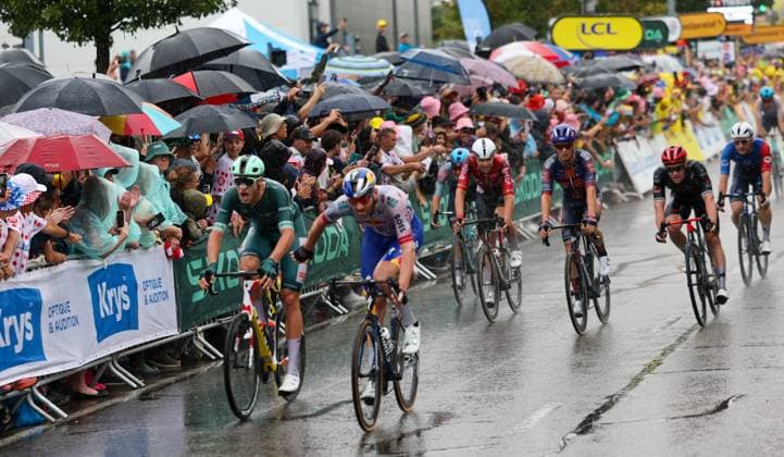17E ETAPE DU TOUR DE FRANCE DE CYCLISME PHOTOPQR LE DAUPHINE Fabrice HEBRARD ; Valence ; 23 07 2025 ; Valence Drôme. Le 23 Juillet 2025 CYCLISME. Pour la 17è étape du Tour de France entre Bollène et Valence. Le public était nombreux malgré la pluie à l arrivé à Valence. Photo: Fabrice Hébrard Le Dauphiné Libéré - The 112th edition of the Tour de France starts on Saturday 5 July in Lille, France, and will finish in Paris, France on the 27th of July. stage 17 of the 2025 Tour de France cycling race, from Bollene to Valence (161km), on Wednesday 23 July 2025 Valence Drôme Rhône-Alpes France  Copyright: xPHOTOPQR LExDAUPHINE MAXPPPxFabricexHEBRARDx 20250723JDL8617 20250723JDL8617