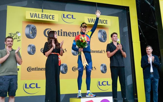 17E ETAPE DU TOUR DE FRANCE DE CYCLISME PHOTOPQR LE DAUPHINE Fabrice HEBRARD ; Valence ; 23 07 2025 ; Valence Drôme. Le 23 Juillet 2025 CYCLISME. Pour la 17è étape du Tour de France entre Bollène et Valence. Le public était nombreux malgré la pluie à l arrivé à Valence. Photo: Fabrice Hébrard Le Dauphiné Libéré - The 112th edition of the Tour de France starts on Saturday 5 July in Lille, France, and will finish in Paris, France on the 27th of July. stage 17 of the 2025 Tour de France cycling race, from Bollene to Valence (161km), on Wednesday 23 July 2025 Valence Drôme Rhône-Alpes France  Copyright: xPHOTOPQR LExDAUPHINE MAXPPPxFabricexHEBRARDx 20250723JDL8621 20250723JDL8621