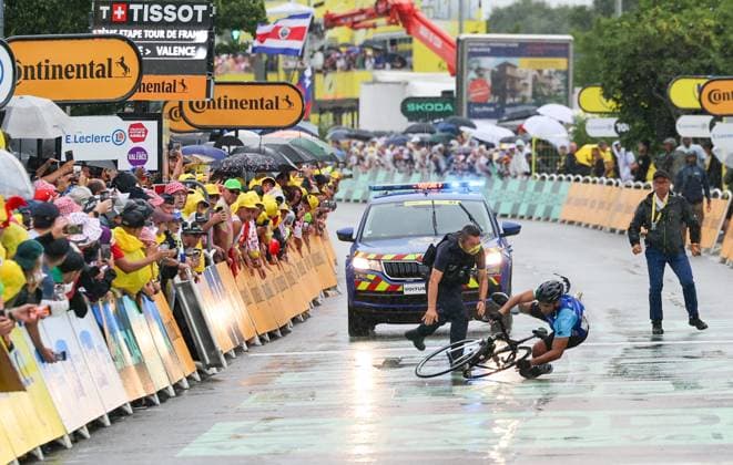 17E ETAPE DU TOUR DE FRANCE DE CYCLISME PHOTOPQR LE DAUPHINE Fabrice HEBRARD ; Valence ; 23 07 2025 ; Valence Drôme. Le 23 Juillet 2025 CYCLISME. Pour la 17è étape du Tour de France entre Bollène et Valence. Le public était nombreux malgré la pluie à l arrivé à Valence. Photo: Fabrice Hébrard Le Dauphiné Libéré - The 112th edition of the Tour de France starts on Saturday 5 July in Lille, France, and will finish in Paris, France on the 27th of July. stage 17 of the 2025 Tour de France cycling race, from Bollene to Valence (161km), on Wednesday 23 July 2025 Valence Drôme Rhône-Alpes France  Copyright: xPHOTOPQR LExDAUPHINE MAXPPPxFabricexHEBRARDx 20250723JDL8629 20250723JDL8629