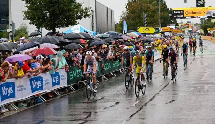 17E ETAPE DU TOUR DE FRANCE DE CYCLISME PHOTOPQR LE DAUPHINE Fabrice HEBRARD ; Valence ; 23 07 2025 ; Valence Drôme. Le 23 Juillet 2025 CYCLISME. Pour la 17è étape du Tour de France entre Bollène et Valence. Le public était nombreux malgré la pluie à l arrivé à Valence. Photo: Fabrice Hébrard Le Dauphiné Libéré - The 112th edition of the Tour de France starts on Saturday 5 July in Lille, France, and will finish in Paris, France on the 27th of July. stage 17 of the 2025 Tour de France cycling race, from Bollene to Valence (161km), on Wednesday 23 July 2025 Valence Drôme Rhône-Alpes France  Copyright: xPHOTOPQR LExDAUPHINE MAXPPPxFabricexHEBRARDx 20250723JDL8630 20250723JDL8630
