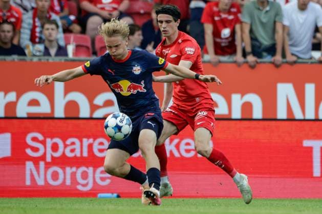 Champions Leauge Qualification 2025 SK Brann FC Red Bull Salzburg Bergen 20250723 Salzburgs Frans Krätzig in a duel with Branns Ulrik Mathisen during the Champions Leauge qualifier between SK Brann and FC Red Bull Salzburg at Brann Stadium Photo Paul S Amundsen NTB Bergen Norway EDITORIAL USE ONLY RESTRICTED USE FOR BETTING COMPANIES  Copyright: xPaulxS.xAmundsenx xNTBx