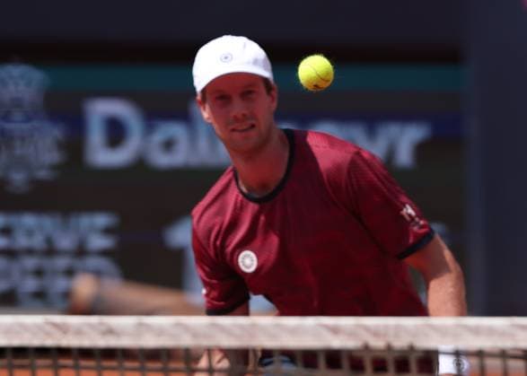 Botic van de Zandschulp out of focus looking at the tennis ball in the foreground, selective focus, symbol photo, Mens Singles, Gentlemen s Singles Copyright: xJuergenxHasenkopfx