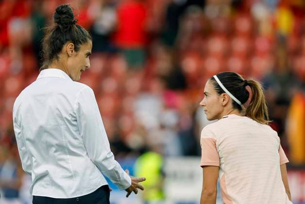 Spain s Aitana Bonmati (R) and head coach Montse Tome chat ahead of the UEFA Women s Euro semifinal soccer match between Germany and Spain, in Zurich, Switzerland, 23 July 2025. UEFA Women s Euro semifinal - Germany vs. Spain !ACHTUNG: NUR REDAKTIONELLE NUTZUNG!  Copyright: xAnaxEscobarx GRAF9501 20250723-55017485224_1