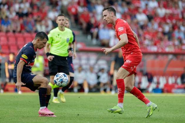 Champions Leauge Qualification 2025 SK Brann FC Red Bull Salzburg Bergen 20250723 Salzburgs Stefan Lainer duels with Branns Joachim Soltvedt during the Champions Leauge qualifier between SK Brann and FC Red Bull Salzburg at Brann Stadium Photo Paul S Amundsen NTB Bergen Norway EDITORIAL USE ONLY RESTRICTED USE FOR BETTING COMPANIES  Copyright: xPaulxS.xAmundsenx xNTBx