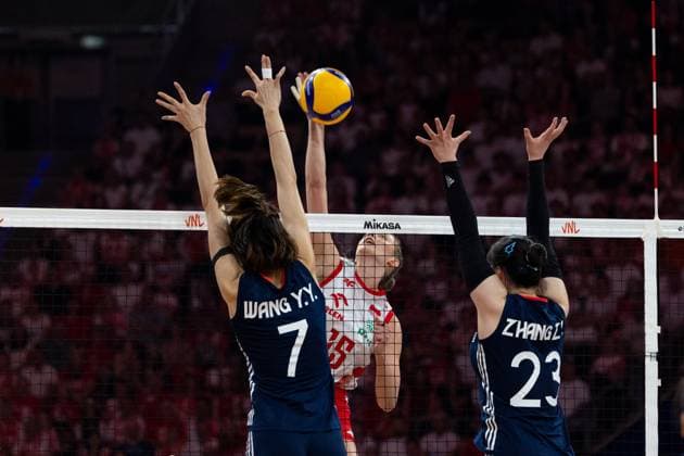 Poland - China 23.07.2025 Lodz, Poland, women s Volleyball Nations League 2025, final round finals quarterfinals, game ( match ) Poland - China; (siatkowka, Liga Narodow kobiet, cwiercfinal , runda finalowa, mecz Polska - Chiny ) image shows: Yuanyuan Wang (L) Martyna Czyrnianska (C) Zixuan Zhang (R) photo Katarzyna Plewczynska Fotostyk Copyright: xKatarzynaxPlewczynskax 20250723FCTKP1126