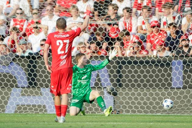 Champions Leauge Qualification 2025 SK Brann FC Red Bull Salzburg Bergen 20250723 Branns Mads Sande and Mathias Dyngeland during the Champions Leauge qualifier between SK Brann and FC Red Bull Salzburg at Brann Stadium Photo Paul S Amundsen NTB Bergen Norway EDITORIAL USE ONLY RESTRICTED USE FOR BETTING COMPANIES  Copyright: xPaulxS.xAmundsenx xNTBx