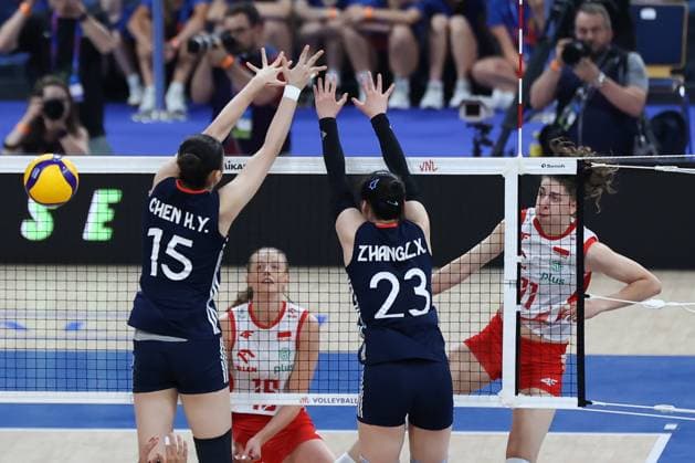 LODZ 23.07.2025 SIATKOWKA KOBIET CWIERCFINAL LIGA NARODOW MECZ : POLSKA - CHINY WOMEN™S VOLLEYBALL VNL NATIONS LEAGUE QUATERFINALS MATCH : POLAND - CHINA NZ MARTYNA LUKASIK HOUYU CHEN ZIXUAN ZHANG FOT. WERONIKA KRZEMINSKA - POLEC ARENA AKCJI NEWSPIX.PL --- newspix.pl 