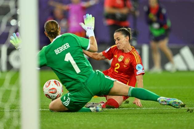 Zuerich, Stadion Letzigrund, 23 07 25, GER, Women, UEFA WOMEN S EURO 2025, Semifinal Germany Spain Picture from left in duel Goalkeeper Ann Katrin BERGER Germany and Ona BATLLE Spain UEFA regulations prohibit any use of photographs as image sequences and or quasi video Canton Zuerich Switzerland