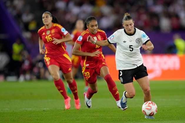 Germany v Spain - UEFA Women s EURO 2025 Semi-Final Carlotta Wamser forward of Germany and Eintracht Frankfurt Fußball AG and Salma Paralluelo forward of Spain and FC Barcelona, Barca compete for the ball during the UEFA Womens EURO 2025 Semi-Final match between Germany and Spain at Stadion Letzigrund on July 23, 2025 in Zurich, Switzerland. Zurich Switzerland  Copyright: xJosexBretonx originalFilename:bretonhernandez-germanyv250723_npfYP.jpg