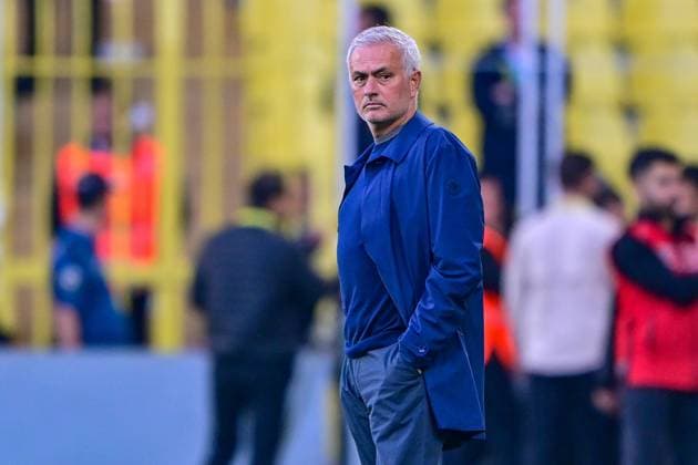 Fenerbahce v Ikas Eyupspor - Turkish Super Lig ISTANBUL, TURKIYE - MAY 18: Head coach of Fenerbahce Jose Mourinho gives tactics during the Turkish Super Lig week 36 match between Fenerbahce and Ikas Eyupspor at Ulker Stadium in Istanbul, Turkiye on May 18, 2025. Istanbul Turkey. Editorial use only. Please get in touch for any other usage.  Copyright: x2025xAnadoluxSerhatxÃ‡aÄüdaÅüx