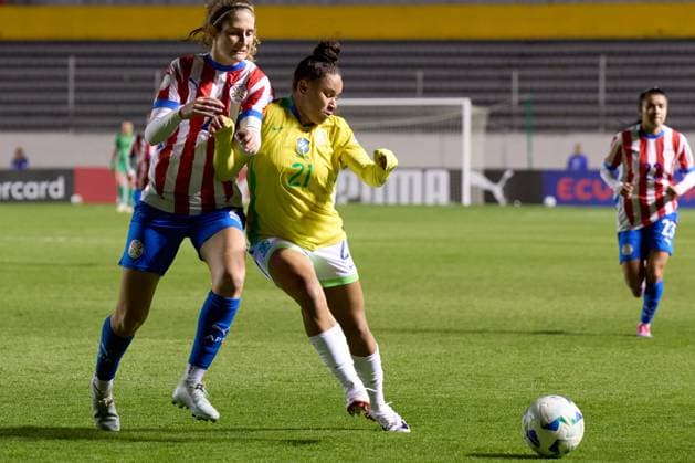 Dudinha of Brazil fights for the ball with Camila Barbosa of Paraguay during the Group B match of Copa America Feminina between Brazil and Paraguay at Estadio Gonzalo Pozo Ripalda on July 22, 2025 in Quito, Ecuador (Photo by Camilla Stolen Imago) Quito Ecuador Copyright: xCamillaxStolenx L1044865