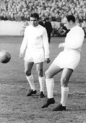 Fussball Spanien U.B.z. v.l. die Spieler Del Sol und Alfredo di Stefano (beide Real Madrid) ca. 1960 !ACHTUNG AUFNAHMEDATUM GESCHÄTZT! *** Football Spain u B Z v l The Players DEL Sol and Alfredo Tue Stefano both Real Madrid Approx 1960 ATTENTION date estimated !ACHTUNG AUFNAHMEDATUM GESCHÄTZT!