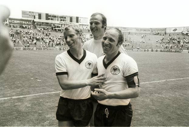 Fussballweltmeisterschaft in Mexiko Finalrunde Gruppe 4 Bulgarien - Deutschland 2:5 (1:2) Freude bei den Deutschen nach dem Sieg. U.B.z. Berti Vogts, Torwart Manfred Manglitz und Uwe Seeler. 07.06.1970 in Leon (Guanajuato-Stadion) - Mexico *** Football World Cup in Mexico Final Round Group 4 Bulgaria Germany 2 5 1 2 happiness at the German After the Victory u B Z Berti Vogts, Goalkeeper Manfred Manglitz and Uwe Seeler 07 06 1970 in Leon Guanajuato Stadium Mexico
