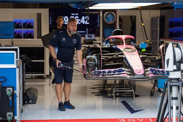 Mechanics work on the car in the Alpine Garage, Belgian Grand Prix, Motorsport, Formula 1, 2025 season, 24 07 2025 Belgian Grand Prix, Motorsport, Formula 1, 2025 season, 24 07 2025 Copyright: xEibner-Pressefoto AlexanderxNeisx EP_ANS
