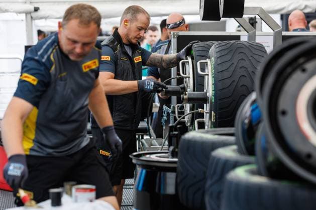Pirelli employees prepare the tires for the racing teams, Belgian Grand Prix, Motorsport, Formula 1, 2025 season, 24 07 2025 Belgian Grand Prix, Motorsport, Formula 1, 2025 season, 24 07 2025 Copyright: xEibner-Pressefoto AlexanderxNeisx EP_ANS