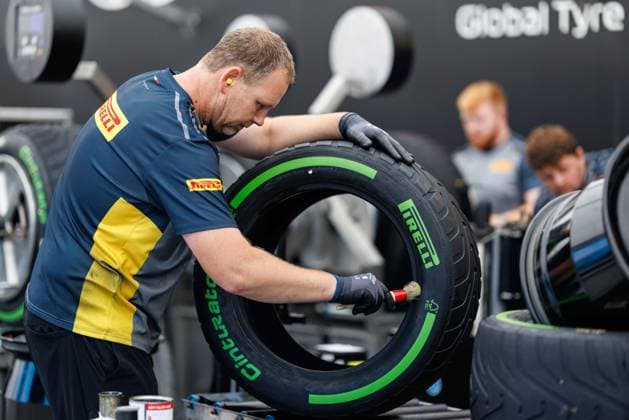 Pirelli employees prepare the tires for the racing teams, Belgian Grand Prix, Motorsport, Formula 1, 2025 season, 24 07 2025 Belgian Grand Prix, Motorsport, Formula 1, 2025 season, 24 07 2025 Copyright: xEibner-Pressefoto AlexanderxNeisx EP_ANS