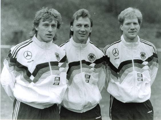 Fussball Deutschland Drei ehemalige DDR-Nationalspieler, die nach der Wiedervereinigung fuer die Bundesrepublik Deutschland spielen U.B.z. v.l. Thomas Doll, Andreas Thom und Matthias Sammer. ca. 1990 !ACHTUNG AUFNAHMEDATUM GESCHÄTZT! *** Football Germany Three Former GDR National player, The After the Reunification for The Germany Germany Play u B Z v l Thomas Doll, Andreas Thom and Matthias Sammer Approx 1990 ATTENTION date estimated !ACHTUNG AUFNAHMEDATUM GESCHÄTZT!