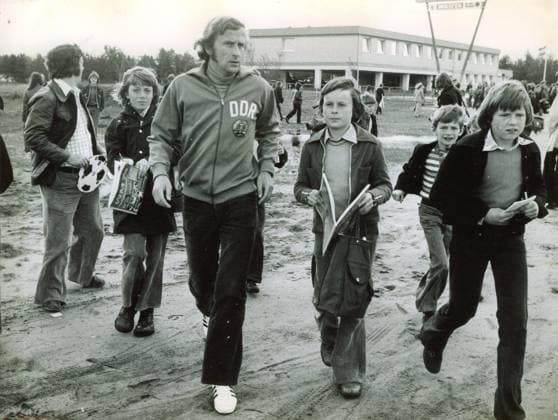 Fussball DDR U.B.z. Nationalspieler Hansi Kreische, umringt von jungen Autogrammjaegern. Juni 1974 !ACHTUNG AUFNAHMEDATUM GESCHÄTZT! *** Football GDR u B Z National player Hansi Screech, surrounded from Boys Autograph hunters June 1974 ATTENTION date estimated !ACHTUNG AUFNAHMEDATUM GESCHÄTZT!