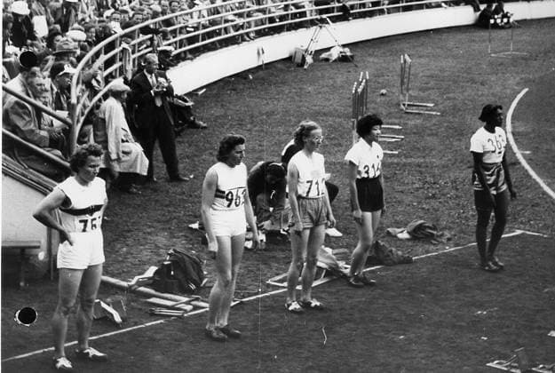 Olympische Sommerspiele in Helsinki Leichtathletik 100-Meter-Lauf der Frauen Runde 1, 5. Vorlauf U.B.z. v.l. Maria Sander (Deutschland 1. Platz), Gyulane Rakhely (Ungarn), Anna-Lisa Augustsson (Schweden 2. Platz), Ayako Yoshikawa (Japan) und Rosella Thorne (Kanada). 21.07.1952 in Helsinki (Olympiastadion) - Finnland *** Olympic Summer Games in Helsinki Athletics 100 Metres Run the Women Round 1, 5 Lead u B Z v l Mary Sander Germany 1 square , Gyulane Rakhely Hungary , Anna Lisa Augustsson Sweden 2 square , Ayako Yoshikawa Japan and Rosella Thorne Canada 21 07 1952 in Helsinki Olympic Stadium Finland