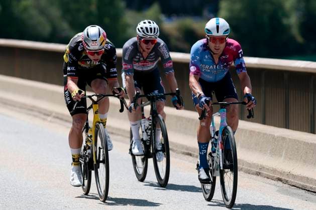 Tour de France 2025 Stage 18 COURCHEVEL COL DE LA LOZE, FRANCE - JULY 24 : Van Aert Wout (BEL) of Team Visma Lease a Bike , Lutsenko Alexey (KAZ) of Israel - Premier Tech, Groves Kaden (AUS) of Alpecin - Deceuninck during stage 18 of the 112th edition of Tour de France an UCI World Tour 2.UWT cycling road race stage for Men Elite of 171 km with start in Vif and finish in Courchevel Col de la Loze on July 24, 2025 in Courchevel Col de la Loze, France, 24 07 2025 ( Motordriver Kenny Verfaillie - Courchevel Col de la Loze France  Copyright: xLucaxBettinix