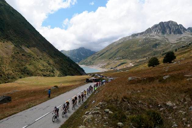 Tour de France 2025 Stage 18 COURCHEVEL COL DE LA LOZE, FRANCE - JULY 24 : illustration picture peloton during stage 18 of the 112th edition of Tour de France an UCI World Tour 2.UWT cycling road race stage for Men Elite of 171 km with start in Vif and finish in Courchevel Col de la Loze on July 24, 2025 in Courchevel Col de la Loze, France, 24 07 2025 ( Motordriver Kenny Verfaillie - Courchevel Col de la Loze France  Copyright: xLucaxBettinix