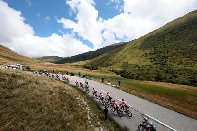 Tour de France 2025 Stage 18 COURCHEVEL COL DE LA LOZE, FRANCE - JULY 24 : illustration picture peloton during stage 18 of the 112th edition of Tour de France an UCI World Tour 2.UWT cycling road race stage for Men Elite of 171 km with start in Vif and finish in Courchevel Col de la Loze on July 24, 2025 in Courchevel Col de la Loze, France, 24 07 2025 ( Motordriver Kenny Verfaillie - Courchevel Col de la Loze France  Copyright: xLucaxBettinix