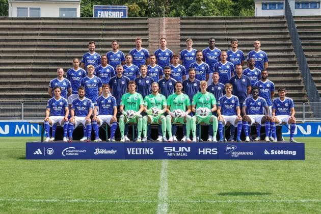 24 07 2025, Football, 2 Bundesliga, Season 2025 2026, Team photo FC Schalke 04, 4th row from l Adrian Gantenbein FC Schalke 04 , Taylan Bulut FC Schalke 04 , Janik Bachmann FC Schalke 04 , Nikola Katic FC Schalke 04 , Emil Hojlund Hojlund FC Schalke 04 , Bryan Lasme FC Schalke 04 , Mertcan Ayhan FC Schalke 04 , Henning Matriciani FC Schalke 04 3 row from l Mauro Zalazar FC Schalke 04 , Anton Donkor FC Schalke 04 , Aris Bayindir FC Schalke 04 , Ron Schallenberg FC Schalke 04 , Max Grüger FC Schalke 04 , Kenan Karaman FC Schalke 04 , Timo Becker FC Schalke 04 , Christopher Antwi Adjei FC Schalke 04 2 row from l Tomas Kalas FC Schalke 04 , Peter Remmert FC Schalke 04 , Goalkeeping coach Volkan Ünlü FC Schalke 04 , Co coach Adin Osmanbasic FC Schalke 04 , Head coach Miron Muslic FC Schalke 04 , Co coach Tim Hoogland FC Schalke 04 , Co coach Eddie Lattimore FC Schalke 04 , Athletics coach Alexander Storck FC Schalke 04 , Moussa Sylla FC Schalke 04 1 row f l Soufiane El Faouzi FC Schalke 04 , Amin Younes FC Schalke 04 , Vitalie Becker FC Schalke 04 , Luca Podlech FC Schalke 04 , Loris Karius FC Schalke 04 , Justin Heekeren FC Schalke 04 , Johannes Siebeking FC Schalke 04 , Zaid Tchibara FC Schalke 04 , Ilyes Hamache FC Schalke 04 Gelsenkirchen Parkstadion NRW Germany xRHR PHOTO TRx Copyright: TimxRehbein RHR-FOTOx RHR-FOTO TR