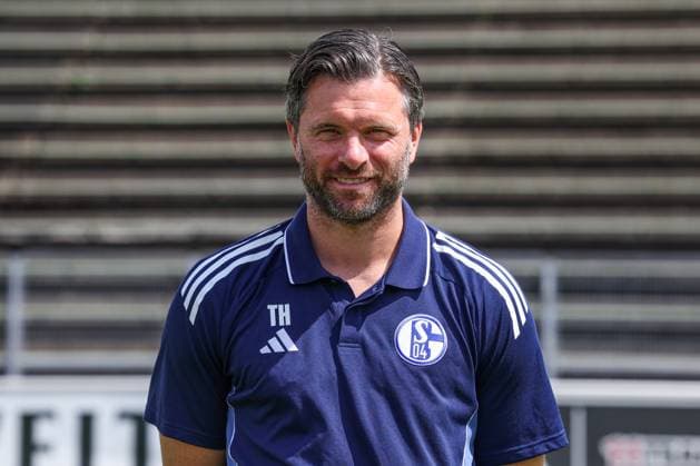24 07 2025, Football, 2 Bundesliga, Season 2025 2026, FC Schalke 04, Co coach Tim Hoogland FC Schalke 04 Gelsenkirchen Parkstadion NRW Germany xRHR FOTO TRx Copyright: TimxRehbein RHR-FOTOx RHR-FOTO TR