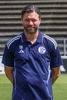24 07 2025, Football, 2 Bundesliga, Season 2025 2026, FC Schalke 04, Co coach Tim Hoogland FC Schalke 04 Gelsenkirchen Parkstadion NRW Germany xRHR FOTO TRx Copyright: TimxRehbein RHR-FOTOx RHR-FOTO TR