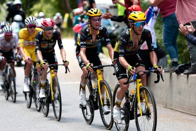 Tour de France 2025 Stage 18 COURCHEVEL COL DE LA LOZE, FRANCE - JULY 24 : Yates Simon (GBR) of Team Visma Lease a Bike, Kuss Sepp (USA) of Team Visma Lease a Bike during stage 18 of the 112th edition of Tour de France an UCI World Tour 2.UWT cycling road race stage for Men Elite of 171 km with start in Vif and finish in Courchevel Col de la Loze on July 24, 2025 in Courchevel Col de la Loze, France, 24 07 2025 ( Motordriver Kenny Verfaillie - Courchevel Col de la Loze France  Copyright: xLucaxBettinix