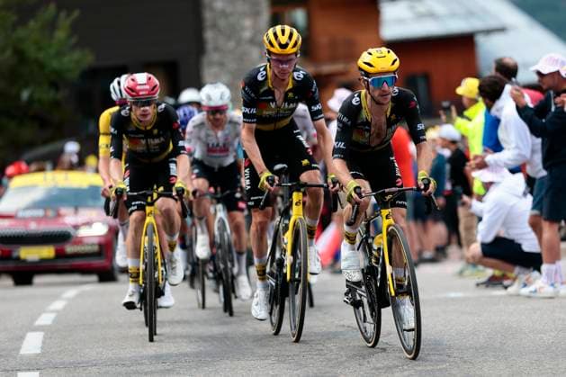 Tour de France 2025 Stage 18 COURCHEVEL COL DE LA LOZE, FRANCE - JULY 24 : Yates Simon (GBR) of Team Visma Lease a Bike, Kuss Sepp (USA) of Team Visma Lease a Bike, Vingegaard Jonas (DEN) of Team Visma Lease a Bike, Pogacar Tadej (SLO) of UAE Team Emirates during stage 18 of the 112th edition of Tour de France an UCI World Tour 2.UWT cycling road race stage for Men Elite of 171 km with start in Vif and finish in Courchevel Col de la Loze on July 24, 2025 in Courchevel Col de la Loze, France, 24 07 2025 ( Motordriver Kenny Verfaillie - Courchevel Col de la Loze France  Copyright: xLucaxBettinix