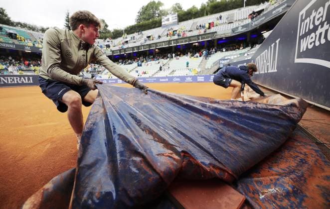TENNIS - ATP, Tennis Herren Generali Open 2025 KITZBUEHEL,AUSTRIA,24.JUL.25 - TENNIS - ATP World Tour, Generali Open. Image shows court workers. Keywords: rain.  GEPAxpictures xMatthiasxHauer
