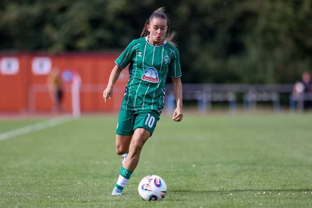 Tuana Mahmoud SV Werder Bremen, 10 on the ball, cropped, single image, full body, action, action scene, 24 07 2025, Bremen Germany , soccer, test match women, SV Werder Bremen Cerezo Osaka Yanmar Ladies xobx