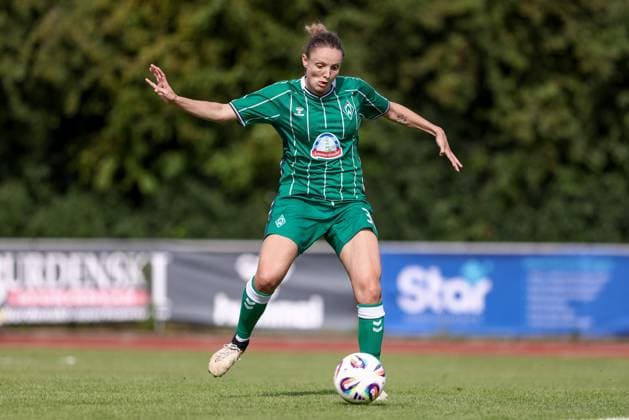 Verena Wieder SV Werder Bremen, 31 on the ball, cropped, single image, full body, action, action, game scene, 24 07 2025, Bremen Germany , football, test match women, SV Werder Bremen Cerezo Osaka Yanmar Ladies xobx