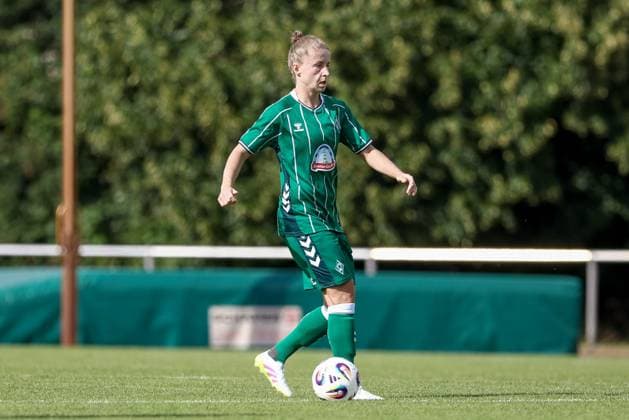 Michelle Ulbrich SV Werder Bremen, 5 on the ball, cropped, single image, full body, action, action scene, 24 07 2025, Bremen Germany , soccer, test match women, SV Werder Bremen Cerezo Osaka Yanmar Ladies xobx