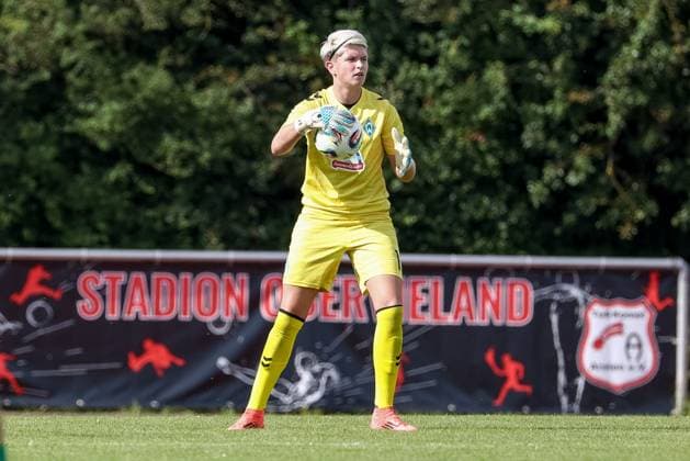 Vanessa Fischer Goalkeeper, Goalkeeper, SV Werder Bremen, 1 on the ball, cropped, single image, full body, action, action scene, 24 07 2025, Bremen Germany , Football, Test match women, SV Werder Bremen Cerezo Osaka Yanmar Ladies xobx