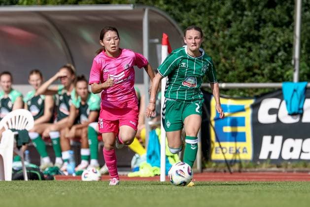 Chiara D Angelo SV Werder Bremen, 2 on the ball, single image, full body, action, action, game scene, 24 07 2025, Bremen Germany , Soccer, Test match women, SV Werder Bremen Cerezo Osaka Yanmar Ladies xobx