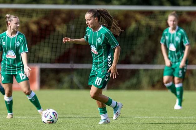 Tuana Mahmoud SV Werder Bremen, 10 on the ball, single image, full body, action, action, match scene, 24 07 2025, Bremen Germany , football, test match women, SV Werder Bremen Cerezo Osaka Yanmar Ladies xobx
