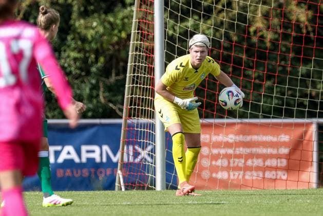 Vanessa Fischer Goalkeeper, Goalkeeper, SV Werder Bremen, 1 on the ball, single image, full body, action, action scene, 24 07 2025, Bremen Germany , Football, Test match women, SV Werder Bremen Cerezo Osaka Yanmar Ladies xobx